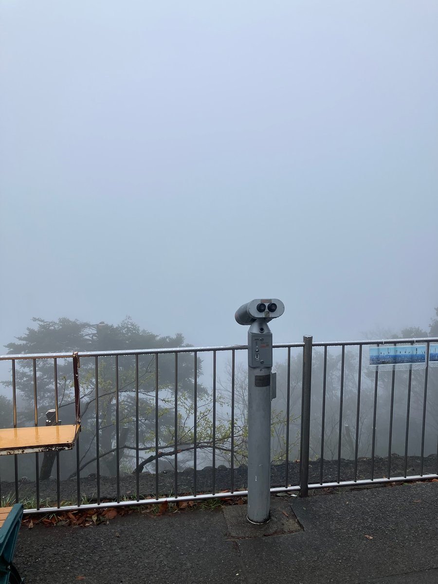 Takao_Tozan's tweet image. おはようございます。 
午前９時現在、高尾山麓、ケーブルカー清滝駅、高尾山  駅の天気は「曇」、気温は「10度」です。 
ケーブルカー、リフトともに通常通り運行しています。 #高尾山 #ケーブルカー #リフト