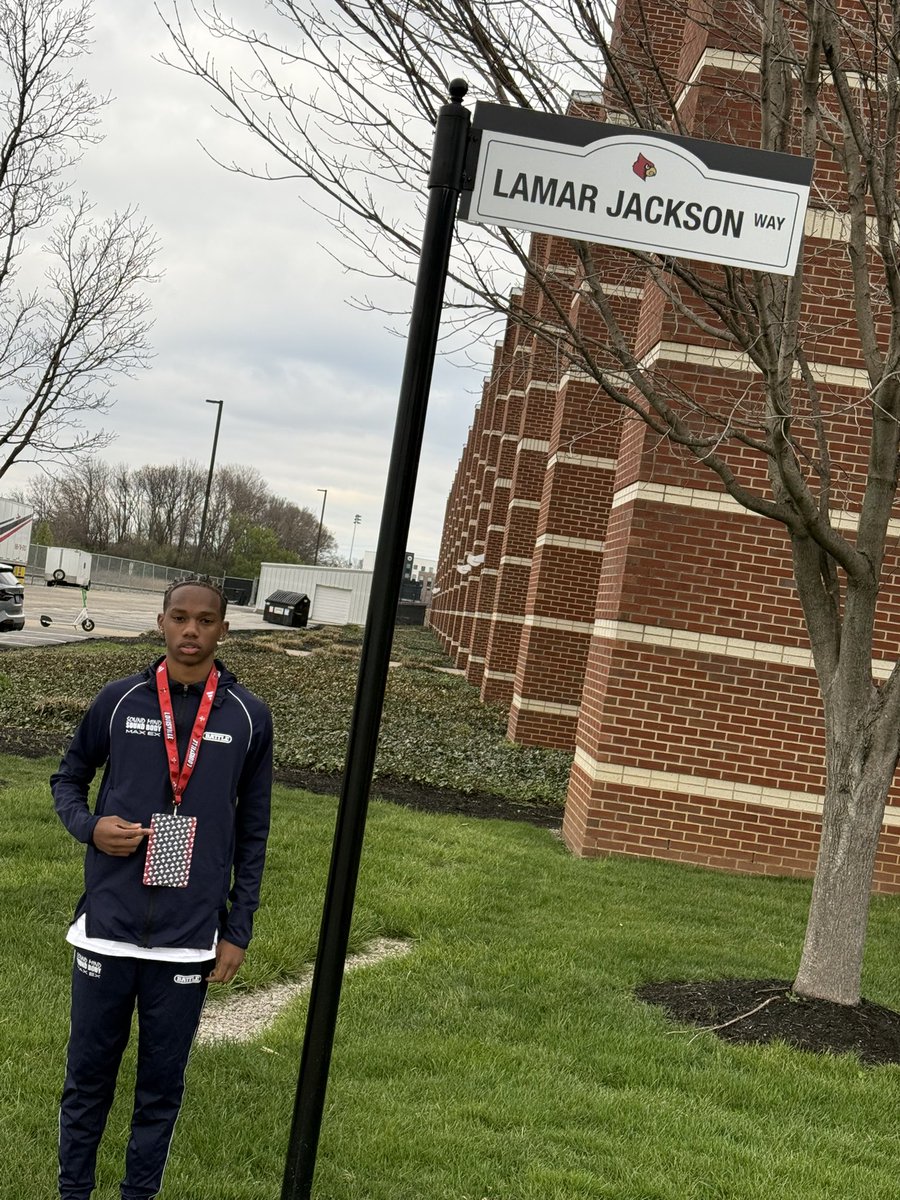 JasonHuffdb1's tweet photo. Blessed to visit @LouisvilleFB with @smsbacademy #db #widereciever #football https://t.co/jsp2kUaLiq
