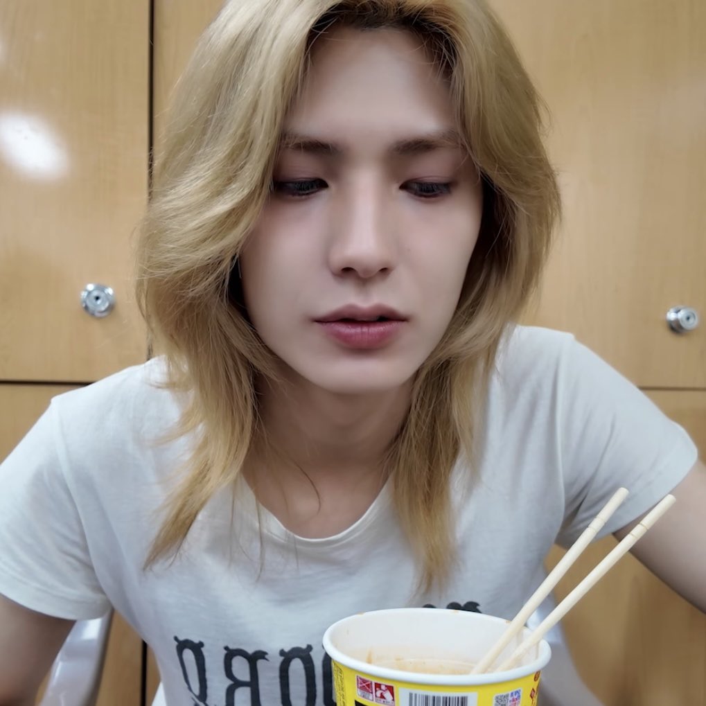 No ha cenado aún. Se va al Six Seven más cercano a pillarse un ramen.