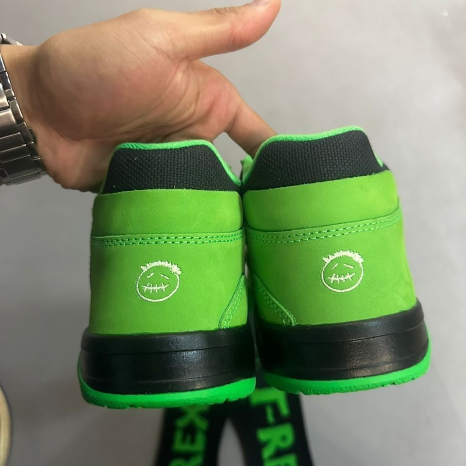 JustFreshKicks tweet media