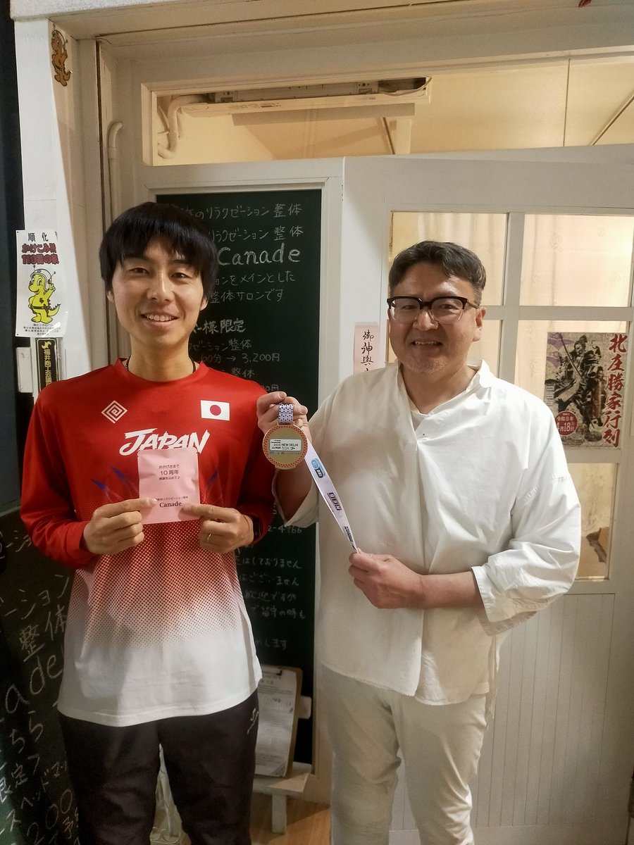Canade423's tweet photo. 今年もふくい桜マラソンの招待選手で2022年の100km世界選手権優勝！金メダルリストの
岡山春紀選手がご来店してくれました！
有り難うございました！

今年は50ｋｍ世界選手権に出場し、日本記録とアジア記録を更新した時の大会のメダルを持って来てくれました
#福井駅前
#ふくい桜マラソン
#岡山春紀 https://t.co/zqXwI20n2G