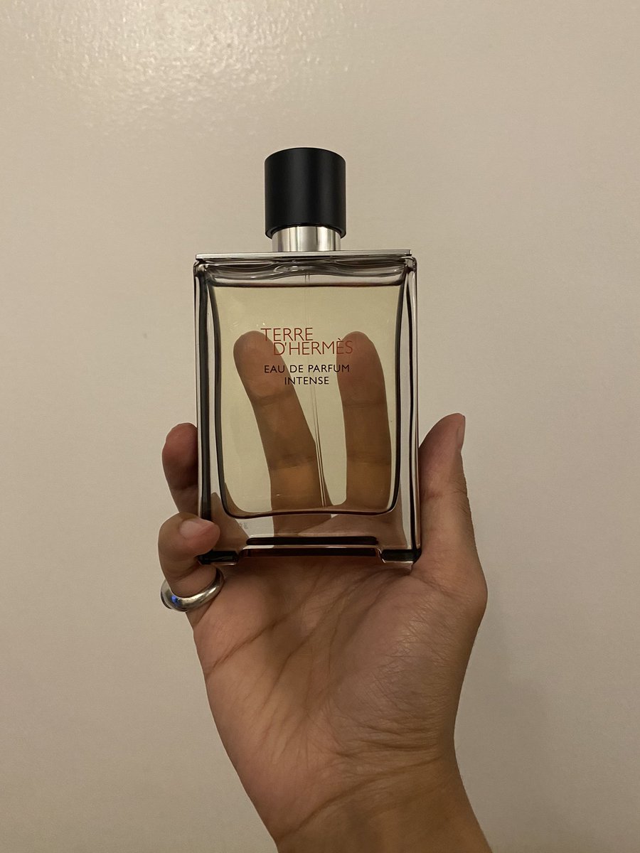 الافتتاحيه ظلمت العطر و كثير حكمو عليه متسرعين ، بعد ما يهدا و تشم تدرج القهوه مع العرق سوس ثم يرتكز على الاخشاب ، يعطيك هوية تيري دي هيرمس المعروفه .