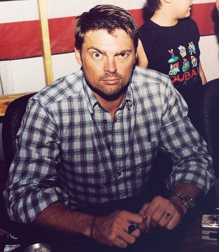 OfActorVibes's tweet photo. “Just exercising the eyebrow a bit. Nothin’ to see here!” To demonstrate his point, he raised a dark eyebrow as he faced the camera. https://t.co/U7lQKc0f22