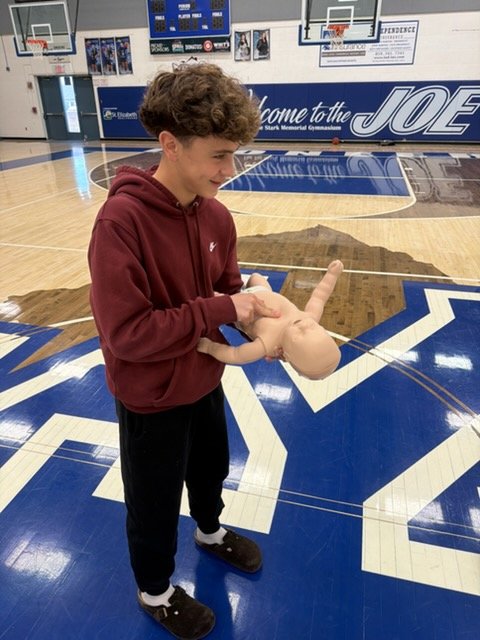 county_kenton's tweet photo. Simon Kenton Health/PE teacher Mr. Starnes incorporated our CPR/AED trainers into his lesson.  We love that we can provide these teaching tools so our students can learn these important skills!
Nice job Pioneers!!!
@craigareinhart @TheKCSD https://t.co/5H43oPwdG3