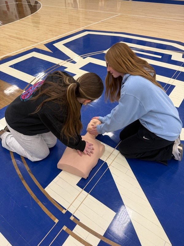 county_kenton's tweet photo. Simon Kenton Health/PE teacher Mr. Starnes incorporated our CPR/AED trainers into his lesson.  We love that we can provide these teaching tools so our students can learn these important skills!
Nice job Pioneers!!!
@craigareinhart @TheKCSD https://t.co/5H43oPwdG3