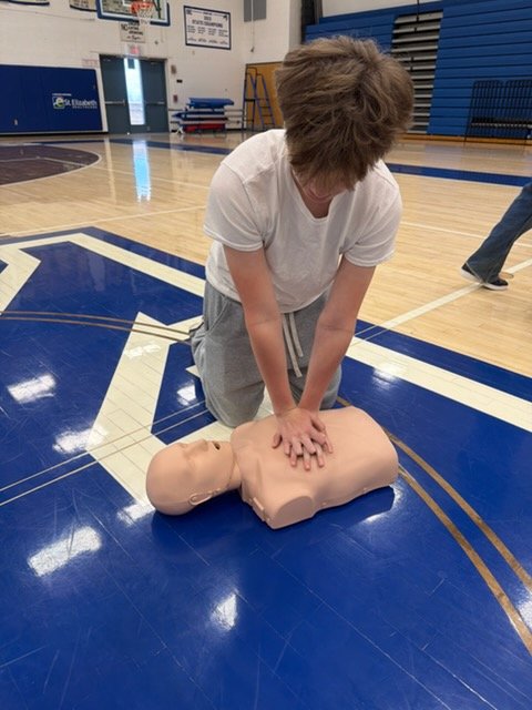 county_kenton's tweet photo. Simon Kenton Health/PE teacher Mr. Starnes incorporated our CPR/AED trainers into his lesson.  We love that we can provide these teaching tools so our students can learn these important skills!
Nice job Pioneers!!!
@craigareinhart @TheKCSD https://t.co/5H43oPwdG3