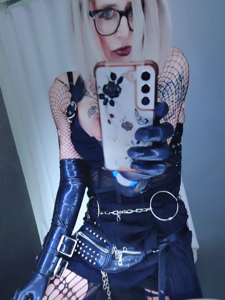 Gothic Barbie tweet media