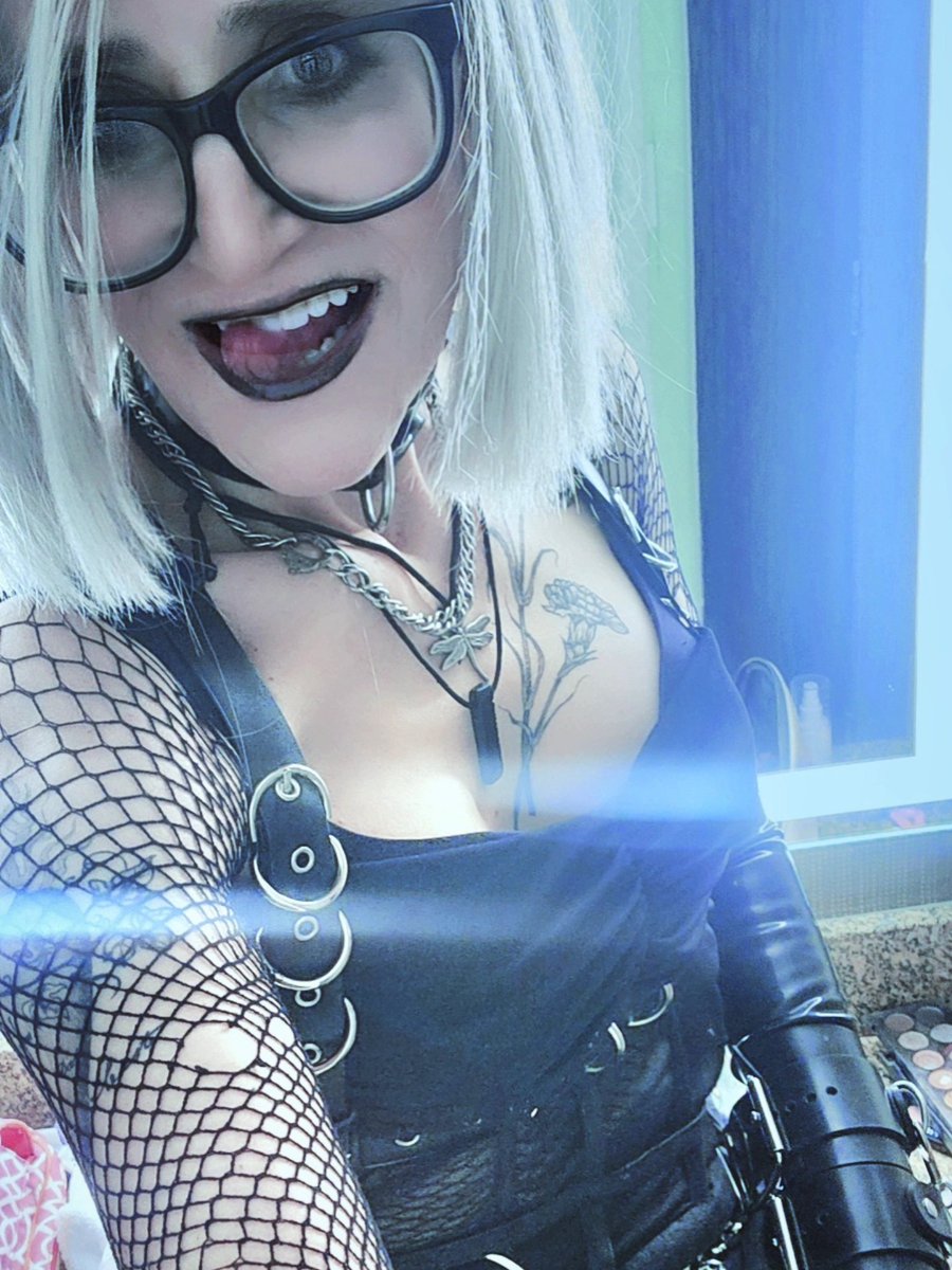 Gothic Barbie tweet media