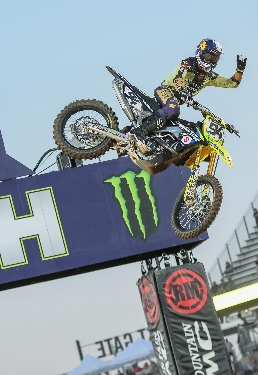 MakitaTools's tweet photo. See high flying @supercross action with the stars of @pmg.racing! Get on out to @fordfield and see @kenroczen94 do his thing in the dirt! Go to the pits to see how Makita tools keep these bikes in top condition!
#makitausa #makitatools #makitasupercross #pmgracing #supercross https://t.co/DHALMQ0WIu