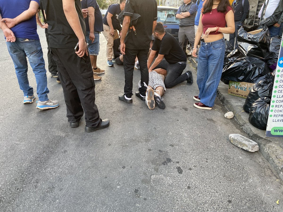 Esta tarde se realizó la detención ciudadana a dos delincuentes en Bellavista y Loreto barrio Patronato Recoleta.
Los ladrones habían robado un notebook y un teléfono en un restaurante del sector.
Locatarios y vecinos lograron detener a los individuos recuperando las especies.