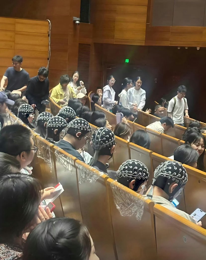 Kingwang5599's tweet photo. 这是啥?脑机接口? https://t.co/fAJmnkmo6y