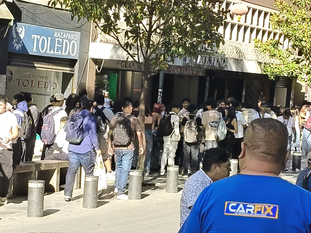 Ju_Sanval's tweet photo. Que pasa en México y con sus autoridades. Cómo es posible que un mundo de jóvenes acudan a eventos o lugares que no reúnen los requisitos mínimos de protección civil para llevarlos a eventos, tal el caso de este inmueble ubicado en 16 de septiembre casi esquina con Eje Central. https://t.co/kRQFisCyog