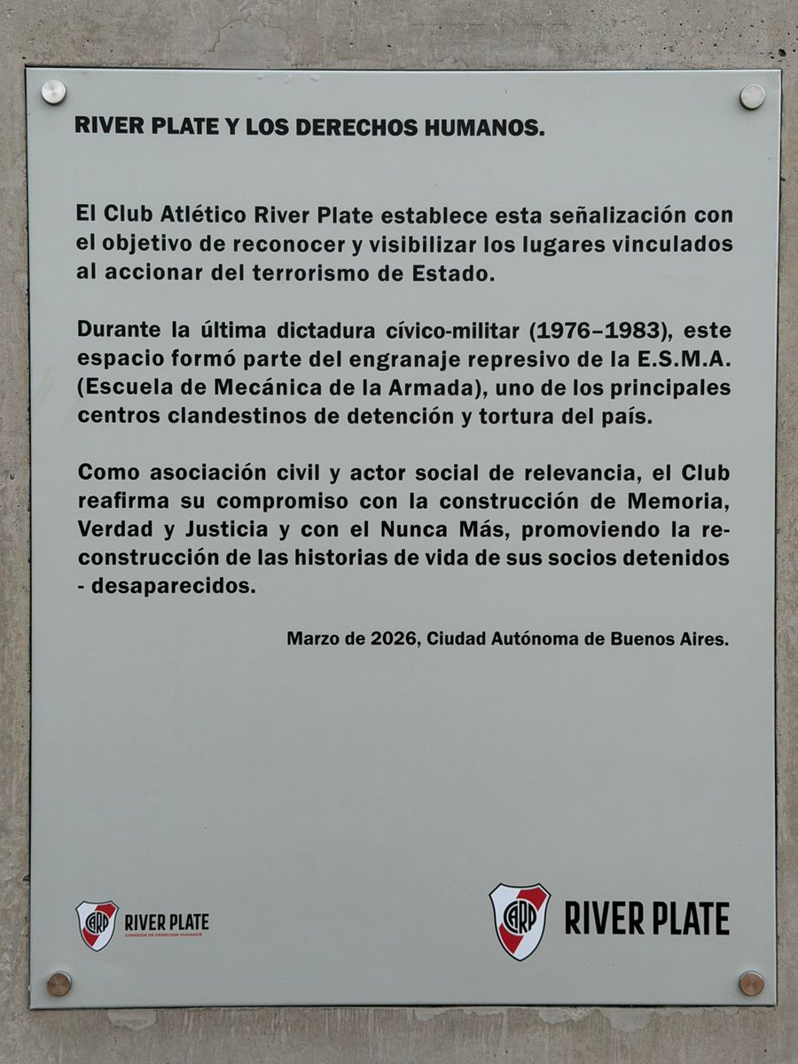 VSportsTM's tweet photo. River inauguró 3 pilares de Memoria, Verdad y Justicia que a futuro será un sitio-espacio de memoria y homenajeó a sus 15 socios detenidos-desaparecidos durante la última dictadura militar. El club trabajó junto al Equipo Argentino de Antropología Forense y financió la excavación del lugar.

📸 @Javierhgarcia