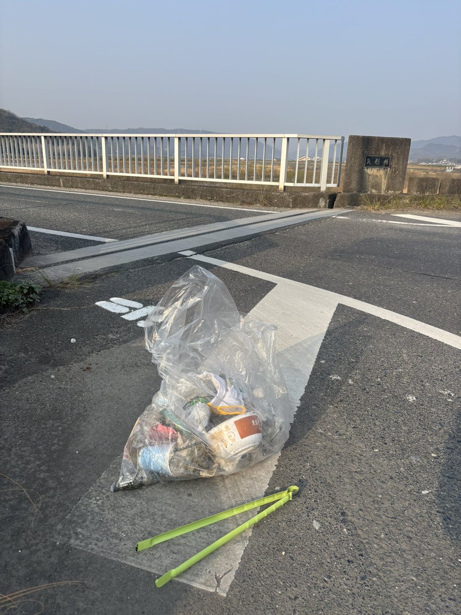 decuto1's tweet photo. 小田川堤防道路のクリーン活動をしました。大きなゴミは少なかったけど、吸い殻が大量。おそらく駐車後に車の灰皿からのポイ捨て、80本くらいのまとまりが投棄されていました。まびのハチドリ⑤
#ゴミ拾い　#小田川  #倉敷市  #まびのハチドリ https://t.co/EBTLOzbAS5