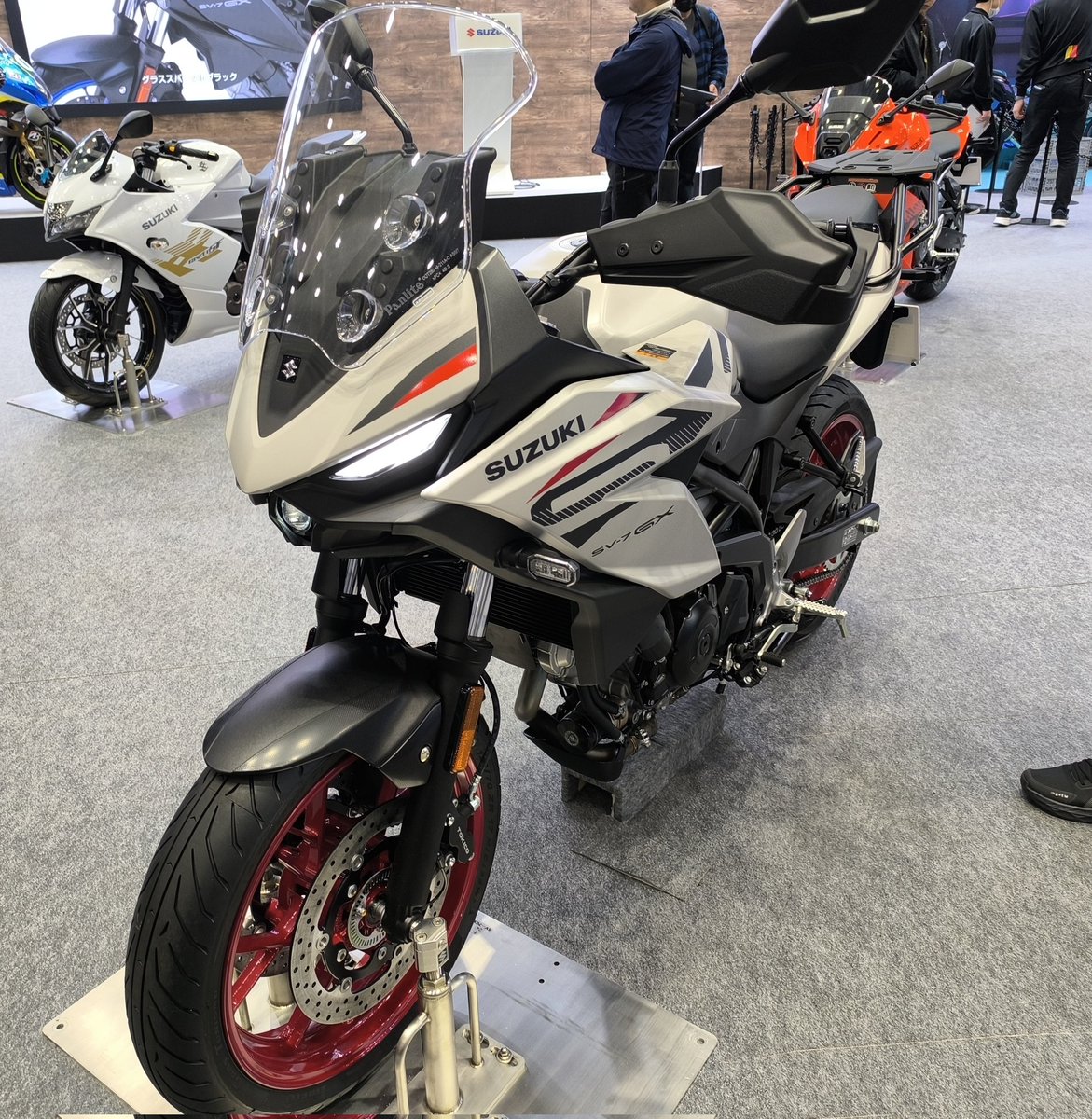 morisoba18's tweet image. SV7-GX
これ、Vストとどっちにするか悩む方がいっぱい出てきそう。

ベースはSVだからか自分みたいな短足でもダイジョーブだった(笑)

#SUZUKI
#SV7GX
#VSTROM