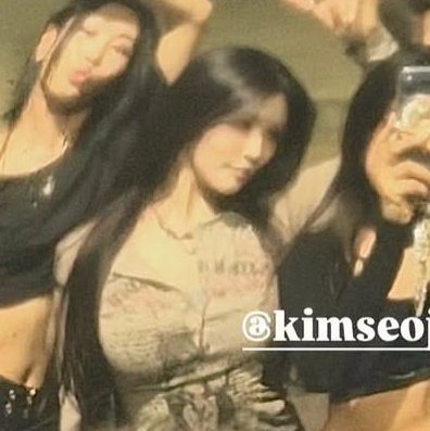 pov: você vai tirar foto num espelho que deixa seu rosto deformado, mas você é Kim Chungha e tem o maior face card do mundo