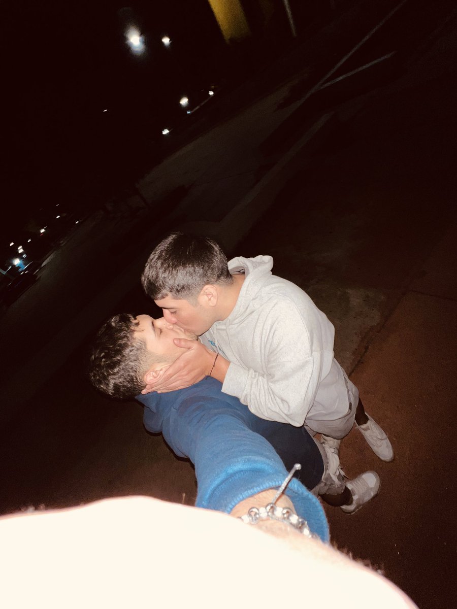 Saber que estás progresando con la persona que no sabías que se iba a convertir en el amor de tu vida y el que te devolvió el brillo que tanto perdiste, se siente los más hermoso del mundo 
Te amo mi amor 🧡