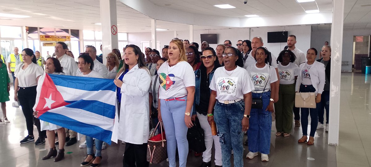 🇨🇺 Son los rostros de la dignidad y ética humanista de la medicina cubana. Regresan a la Patria con el deber cumplido dentro de la misión médica en Jamaica,  tras la decisión unilateral de ese gobierno de prescindir del convenio de cooperación en materia de Salud.

#CubaPorLaVida