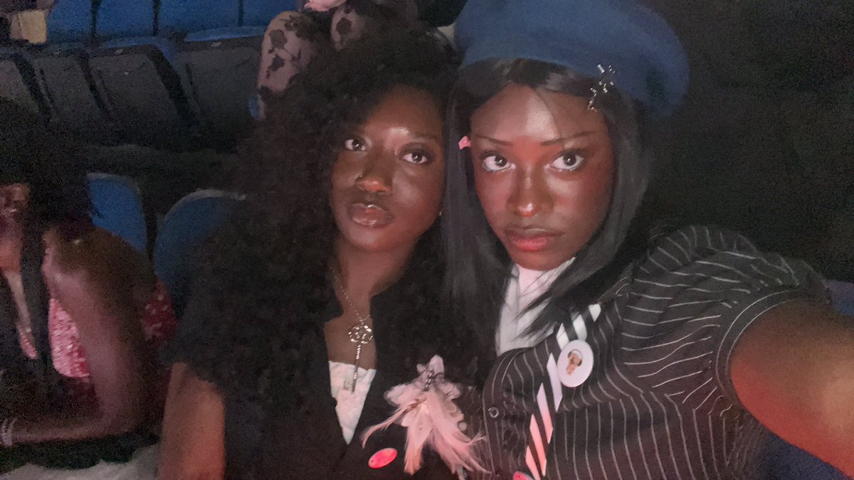 dubuᥫ᭡. 🏰 seen TWICE 3/27 ! tweet media