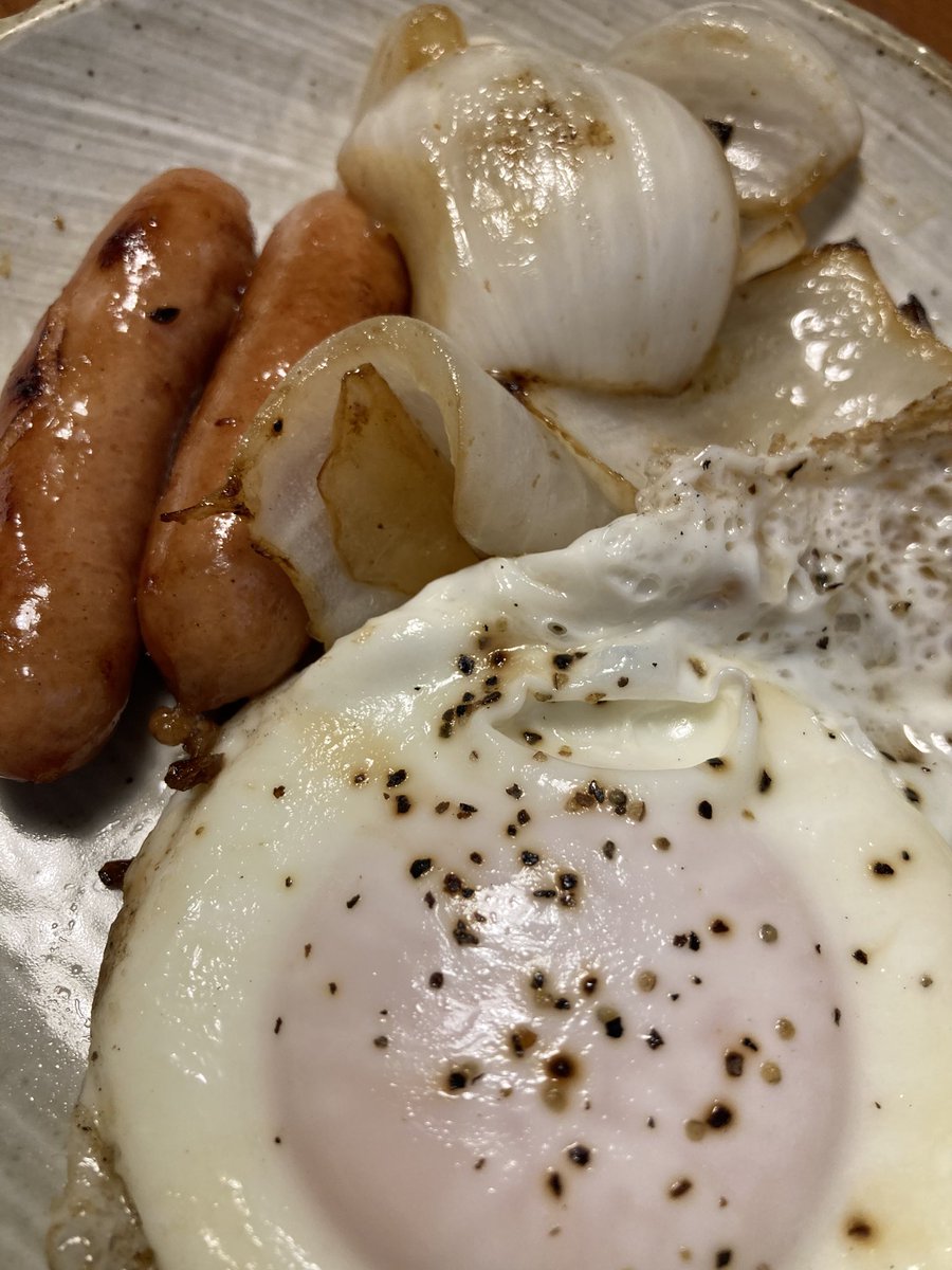 SMF_challenge's tweet image. Selamat pagi. 今年度もあと少し。ホワイトオニオンを炒めてみた。カプチーノにはたまにシロップを足したり。今日は黒糖入れる。 #kopi #コーヒー #朝食