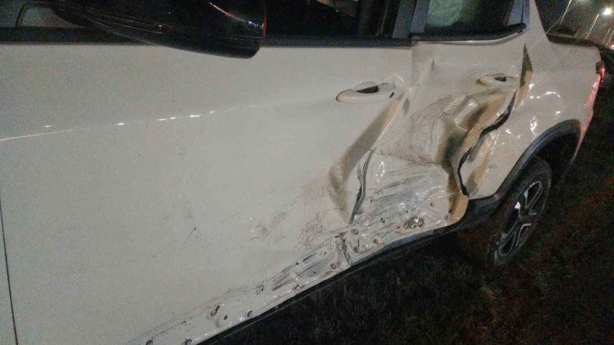 EnzoATDS's tweet photo. Imaginate retirar tu 0km, hacer 1 km, cruzarte con un especimen amaroki y que te deje la camioneta asi... (Si, es real) https://t.co/dKU0WgQkPM