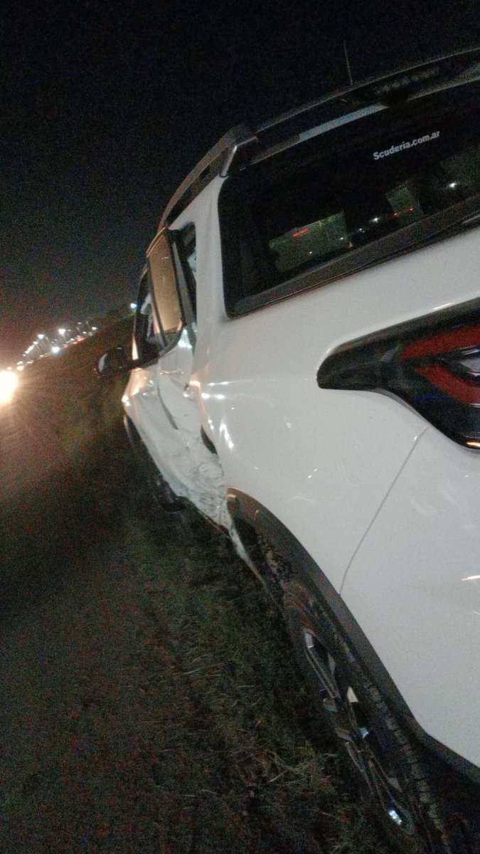 EnzoATDS's tweet photo. Imaginate retirar tu 0km, hacer 1 km, cruzarte con un especimen amaroki y que te deje la camioneta asi... (Si, es real) https://t.co/dKU0WgQkPM