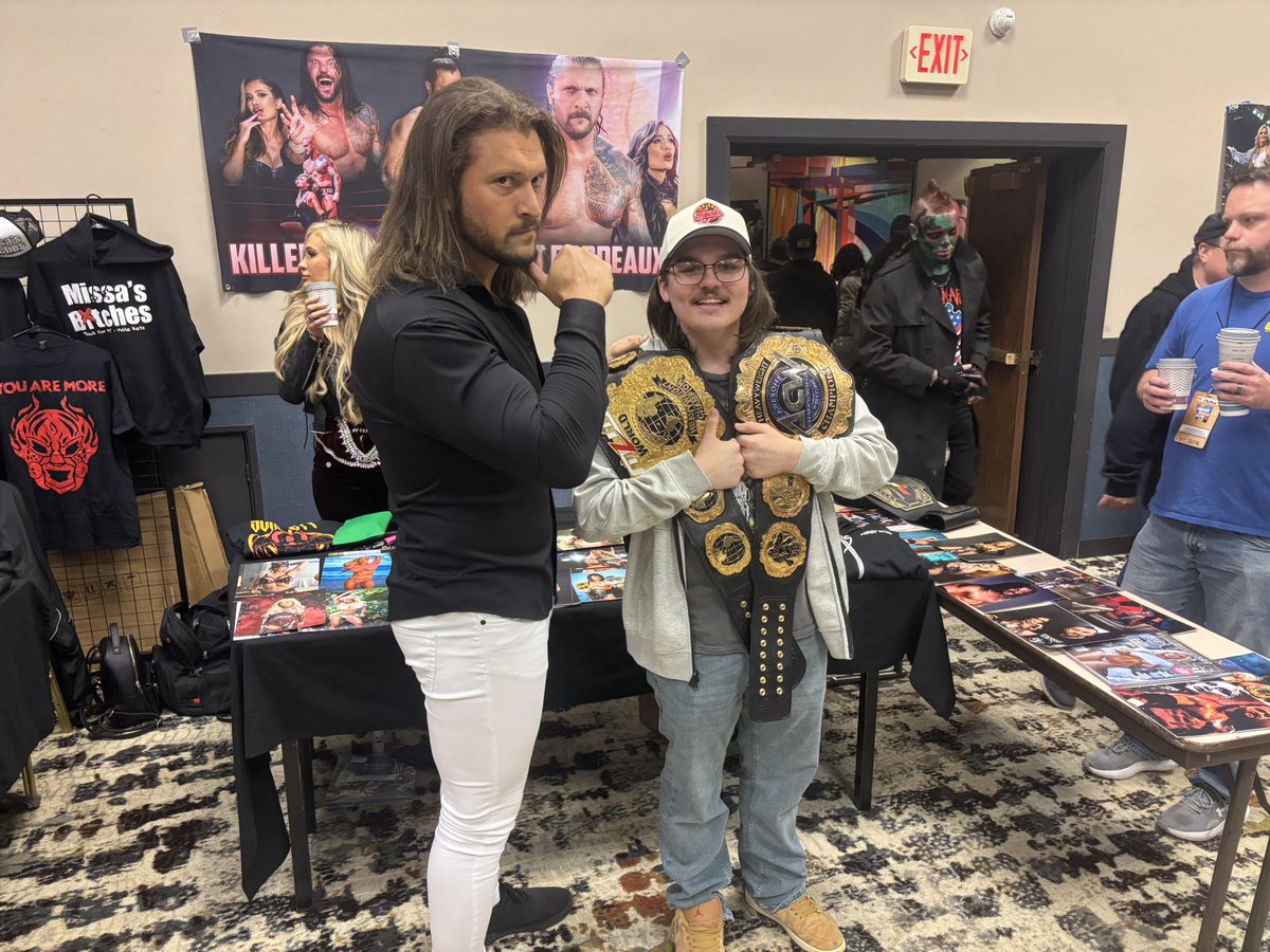 HiddenBlade91's tweet photo. Can’t believe this got to meet THE @realKILLERkross today. One of my idols and favorite wrestlers of all time! https://t.co/tDLpuGdbuH