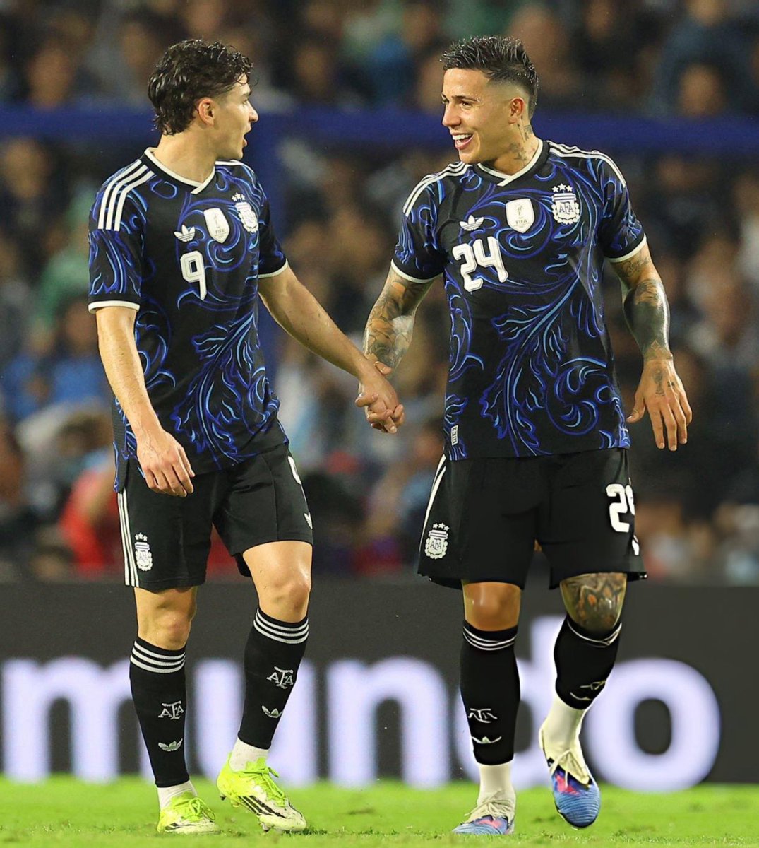 ENZO Y JULIÁN AGARRADOS DE LA MANO un aplauso para ésta pareja que está enamorada