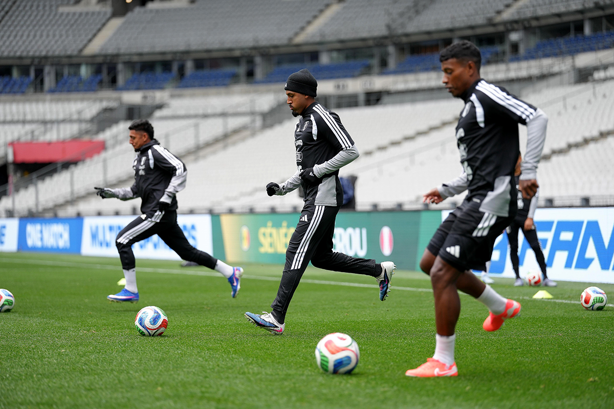 ⚽️🥅🇵🇪 La prueba de fuego
Perú se enfrenta este sábado a Senegal, en el Stade de France, en el debut del Mano Menezes con flamante técnico de la selección bicolor. En la cancha se despejarán las dudas. <a href="/SeleccionPeru/">La Bicolor</a>
🗞️Leer 👉🏾tinyurl.com/2wwuch4j
📸Fotos FPF