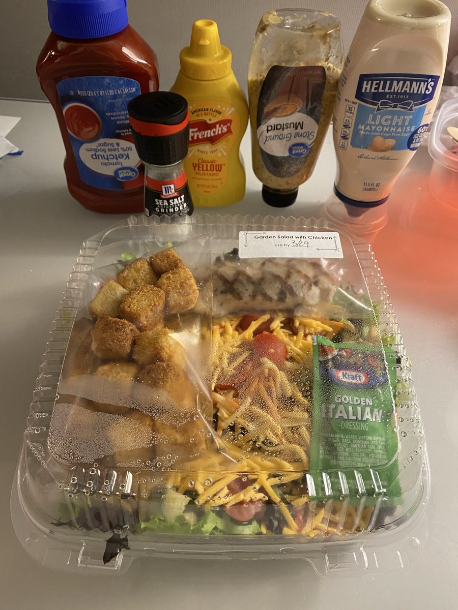 日本でなら絶対に食さないであろうサラダ。
今夜の夜飯。何故こんな何もないところでやんねん。と思いつつも不便さを楽しむのも遠征の一つ。あくまで仕事です。