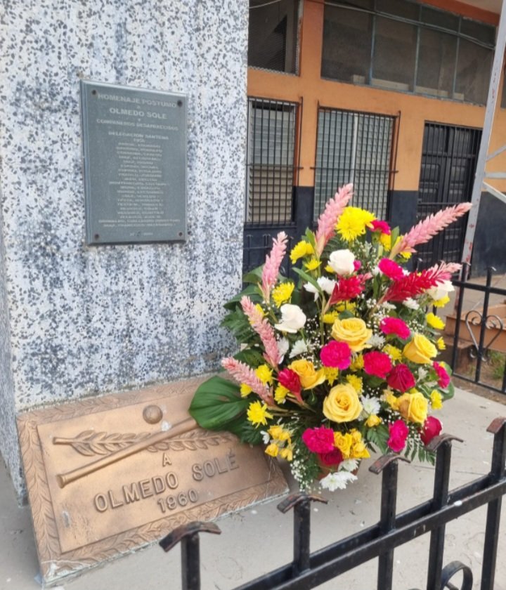 Aniversario 70 de la muerte de mi Tío Olmedo Solé.  Hoy le colocamos su flores como siempre y constatamos el estado deplorable del Estadio Olmedo Solé donde yacen sus restos.  Iniciaremos los arreglos para traerlo a la capital con su madre y hermana en la Basílica Don Bosco