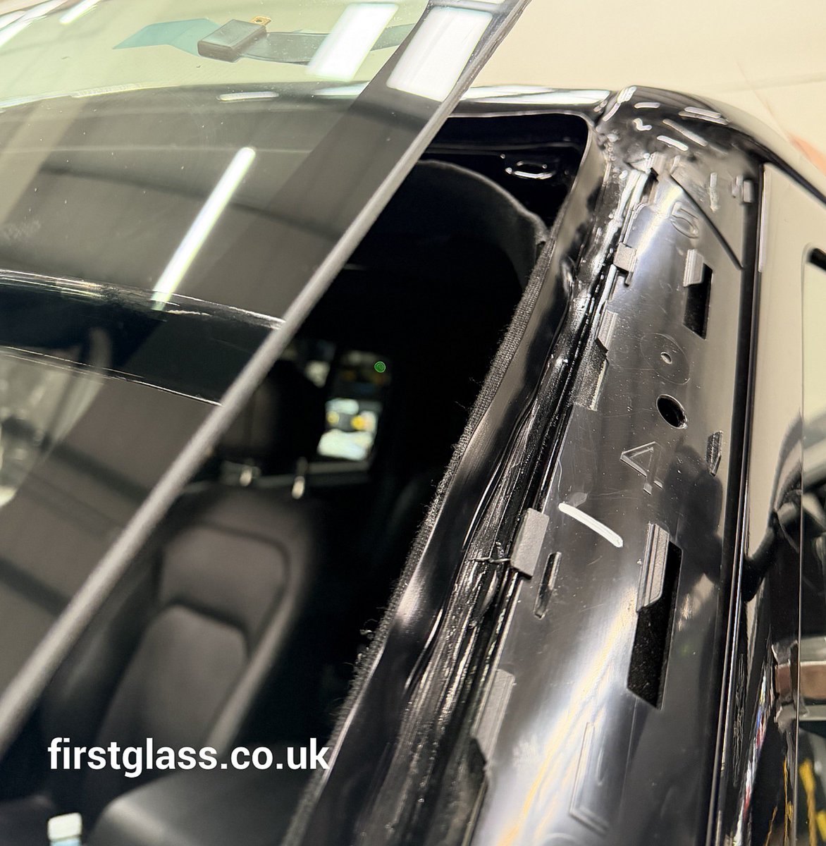 firstglass's tweet photo. Laying dawn a New Defender, #firstglass #fittedcorrectly #oemlandrover https://t.co/5TIJkZd1r0