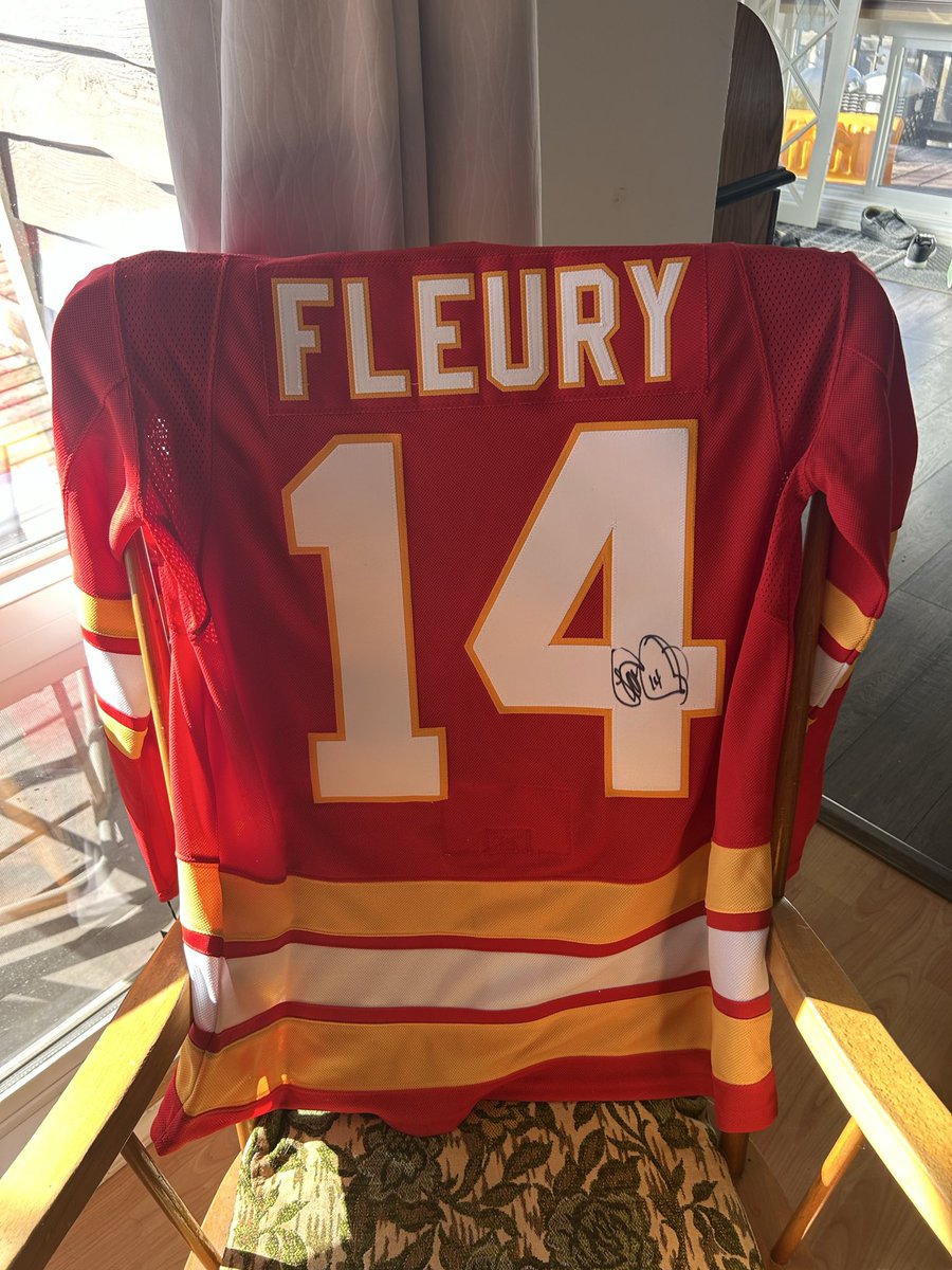 Plow74's tweet photo. Awesome add to my collection @TheoFleury14 and @NHLFlames Club Red!!! https://t.co/yCnI1Jhj1o