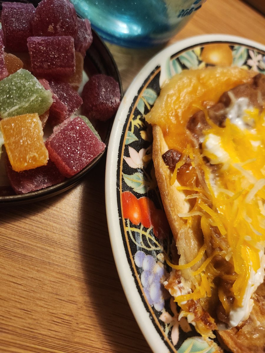 DollHouseKiera's tweet image. Local tortilla, pintos with bone broth and cheese, @EnakFlavors Taco seasoning, baked with a touch of @ElkinsCattleCo tallow, a medicated gummy for dessert, and new horror flik.  💚 #RealFood #MutantFam