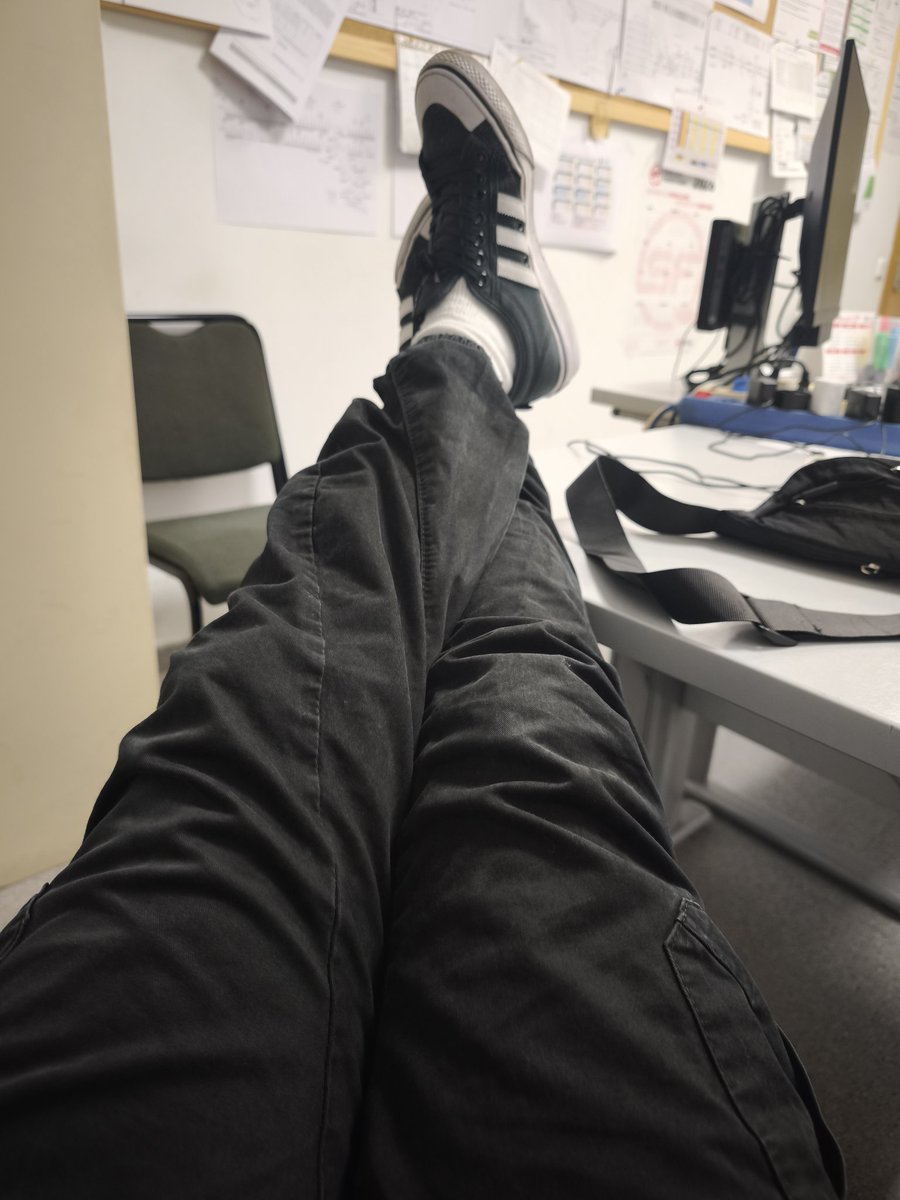 _vagoymaleante's tweet image. #work #funcionario #turnodenoche  #siyamelarascosiendoelultimomonocuandoseaeljefeosvaisacagar