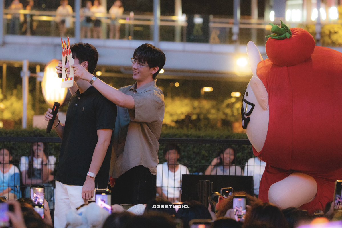 ((ขออนุญาตเจ้าของรูปทั้ง2รูปนะคะ))

ฝีมือหลานม่าทั้ง2เหตุการณ์เลยนี่นา 
โซ่ทองคล้องใจของจริง 
ขอบคุณมากนะครับลูก🦊🍅❤️

#forcebook #fforce_ #kasibook  
#ฟอสบุ๊ค #tomafox