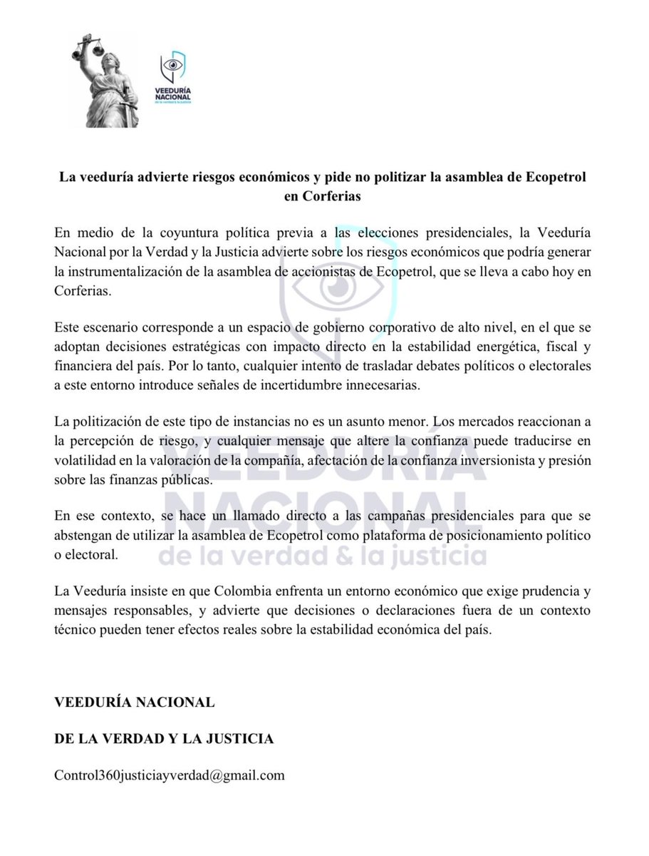 Control360_jus's tweet photo. La veeduría advierte riesgos económicos y pide no politizar la asamblea de @ECOPETROL_SA  en Corferias

En medio de la coyuntura política previa a las elecciones presidenciales, la Veeduría Nacional por la Verdad y la Justicia advierte sobre los riesgos económicos que podría generar la instrumentalización de la asamblea de accionistas de Ecopetrol, que se lleva a cabo hoy en
Corferias.

Este escenario corresponde a un espacio de gobierno corporativo de alto nivel, en el que se adoptan decisiones estratégicas con impacto directo en la estabilidad energética, fiscal y financiera del país. Por lo tanto, cualquier intento de trasladar debates políticos o electorales a este entorno introduce señales de incertidumbre innecesarias.

La politización de este tipo de instancias no es un asunto menor. Los mercados reaccionan a la percepción de riesgo, y cualquier mensaje que altere la confianza puede traducirse en volatilidad en la valoración de la compañía, afectación de la confianza inversionista y presión sobre las finanzas públicas.

En ese contexto, se hace un llamado directo a las campañas presidenciales para que se abstengan de utilizar la asamblea de Ecopetrol como plataforma de posicionamiento político o electoral.

La Veeduría insiste en que Colombia enfrenta un entorno económico que exige prudencia y mensajes responsables, y advierte que decisiones o declaraciones fuera de un contexto técnico pueden tener efectos reales sobre la estabilidad económica del país.

VEEDURÍA NACIONAL
DE LA VERDAD Y LA JUSTICIA
Control360justiciayverdad@gmail.com