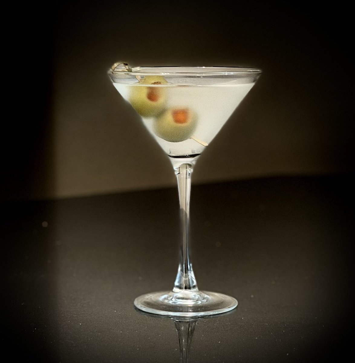 mlzema's tweet image. It’s Friday #HappyHour!🕔
#TWEETYOURDRINK 
#Gin #Martini #Stirred + 🫒🫒
#Salute! #Cheers! #Sköl! #LChiam! #Santé! #Sláinte! #NaZdrowie! #OogyWawa! #Prosit! #OkoleMaluna! #Ziveli! #Serefe! #CinCin! #Kampai! #Prieka! #Evviva! #Noroc! #Gesondheid! #ZeiGazunt! #Saúde!🍸