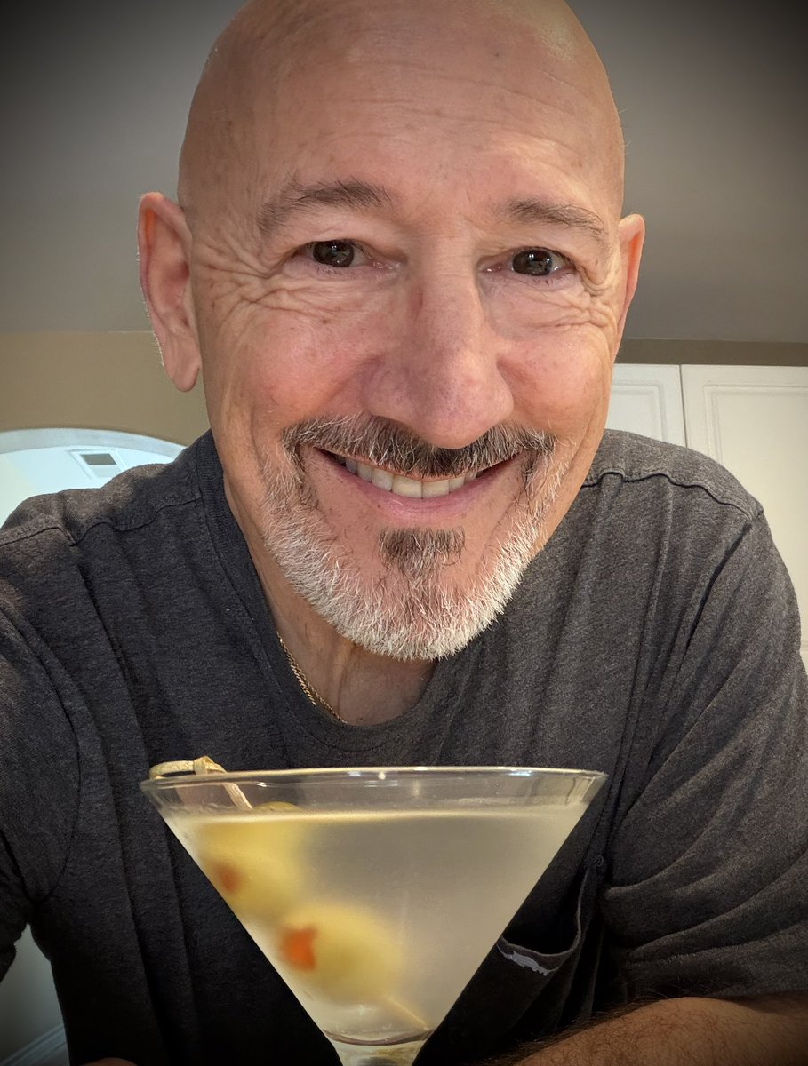 mlzema's tweet image. It’s Friday #HappyHour!🕔
#TWEETYOURDRINK 
#Gin #Martini #Stirred + 🫒🫒
#Salute! #Cheers! #Sköl! #LChiam! #Santé! #Sláinte! #NaZdrowie! #OogyWawa! #Prosit! #OkoleMaluna! #Ziveli! #Serefe! #CinCin! #Kampai! #Prieka! #Evviva! #Noroc! #Gesondheid! #ZeiGazunt! #Saúde!🍸