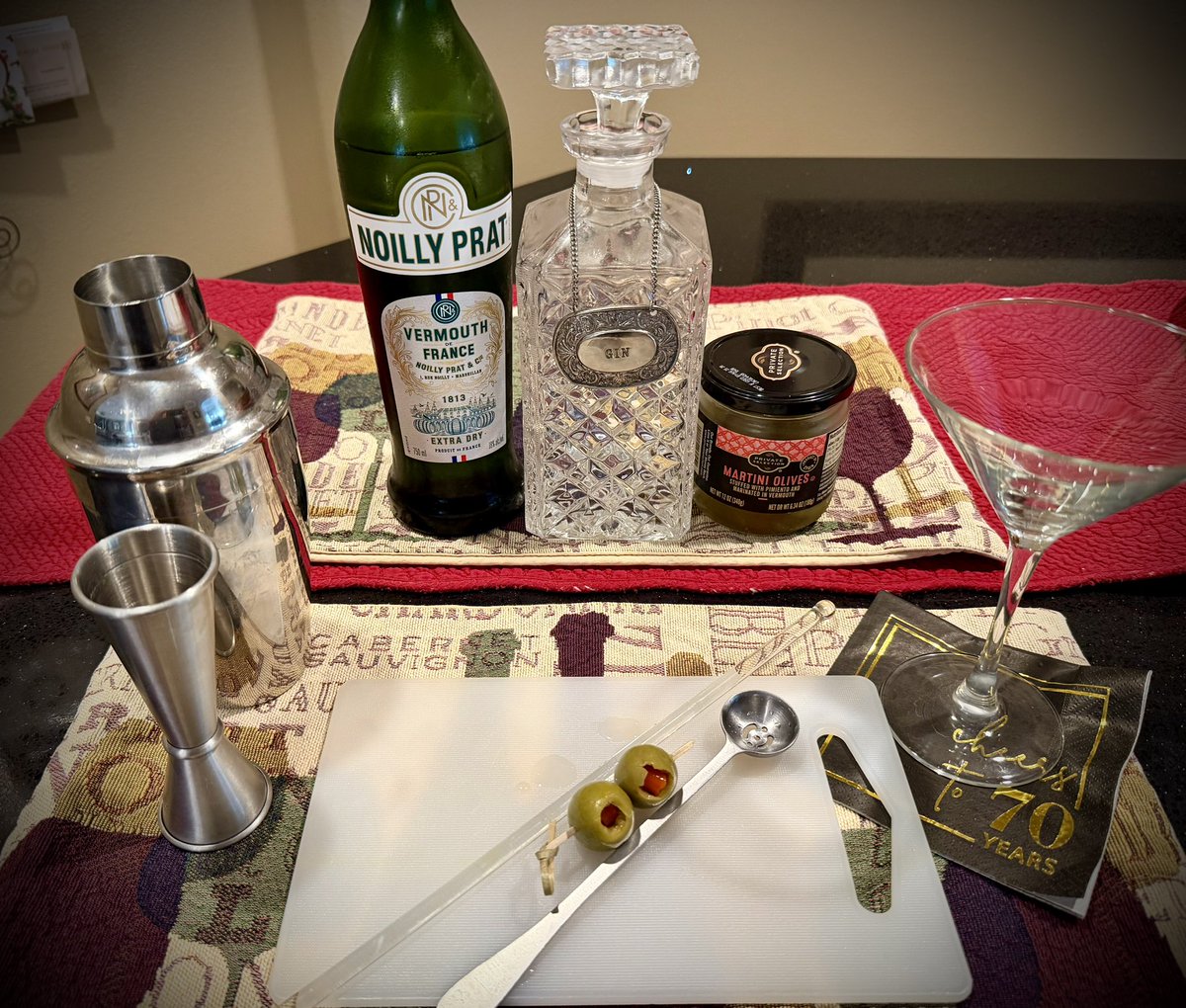 mlzema's tweet image. It’s Friday #HappyHour!🕔
#TWEETYOURDRINK 
#Gin #Martini #Stirred + 🫒🫒
#Salute! #Cheers! #Sköl! #LChiam! #Santé! #Sláinte! #NaZdrowie! #OogyWawa! #Prosit! #OkoleMaluna! #Ziveli! #Serefe! #CinCin! #Kampai! #Prieka! #Evviva! #Noroc! #Gesondheid! #ZeiGazunt! #Saúde!🍸