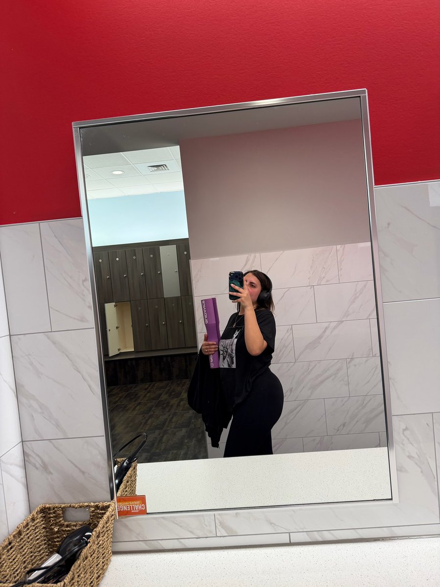 GMLFC_'s tweet photo. happy friday 😘 https://t.co/ykwJ6iipP0