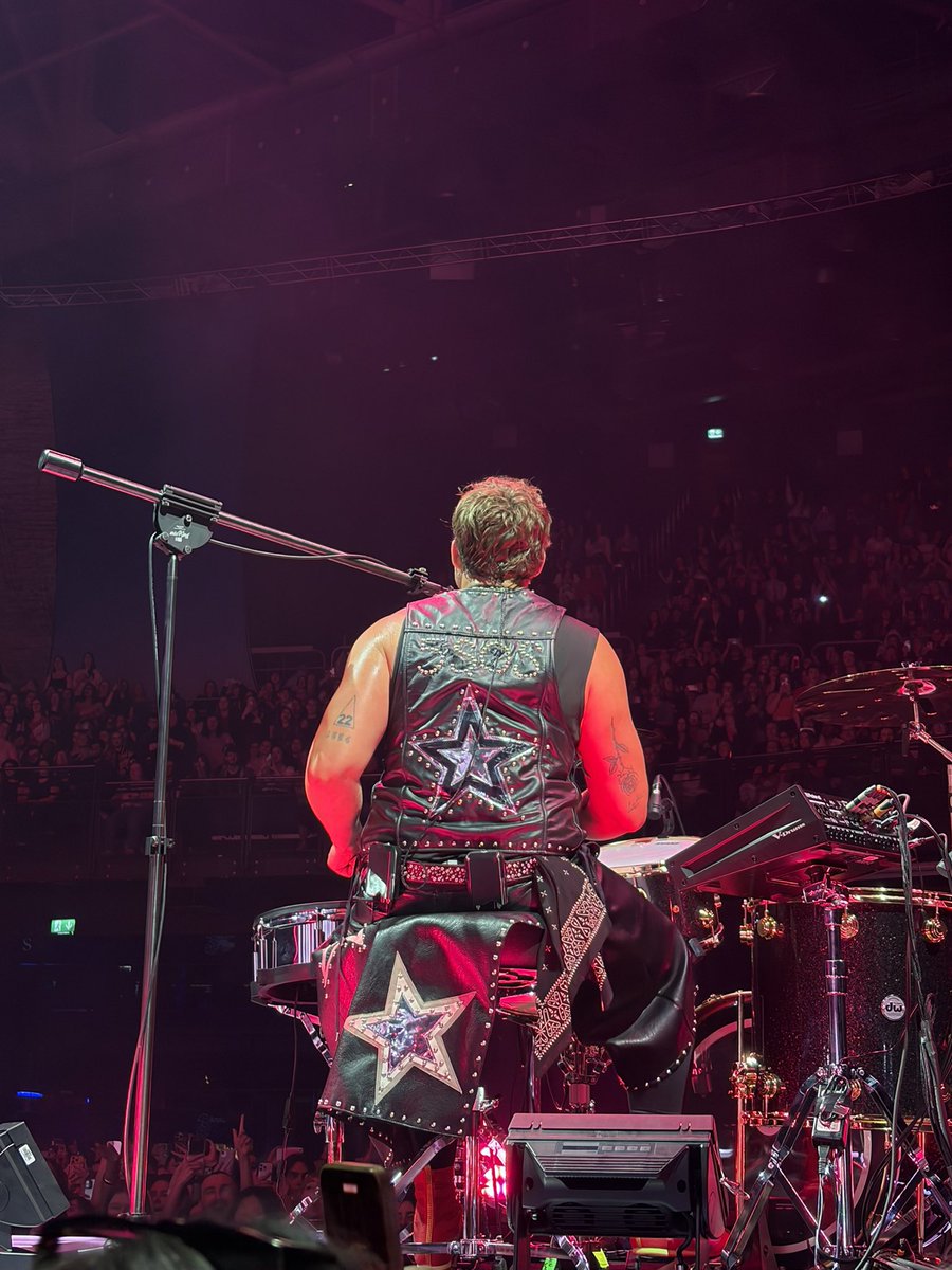 ASHTON THINGS ★ tweet media