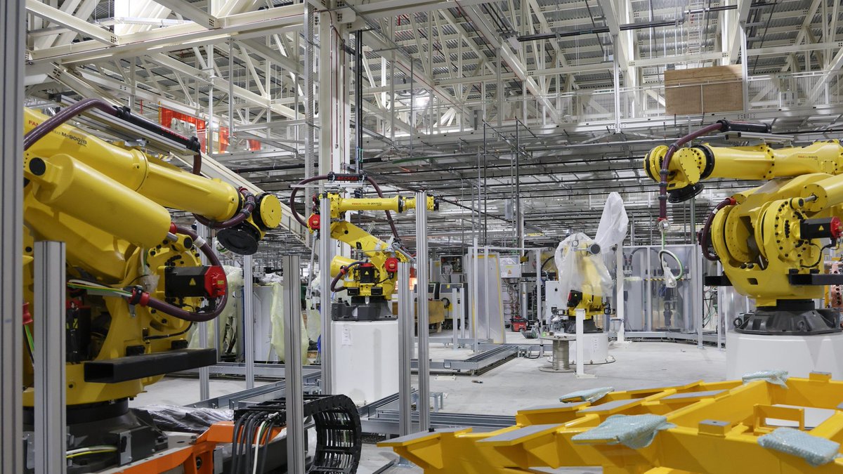 Scout_Motors's tweet photo. The action is in Blythewood. Interiors of the production center are filling out, assembly lines are being…assembled. Oh, and we got robots. Lots of robots.

Head to the Scout Stories blog to catch the latest factory update.

https://t.co/fWFxo1YF2Y

#ScoutMotors https://t.co/2gK9zSZptS