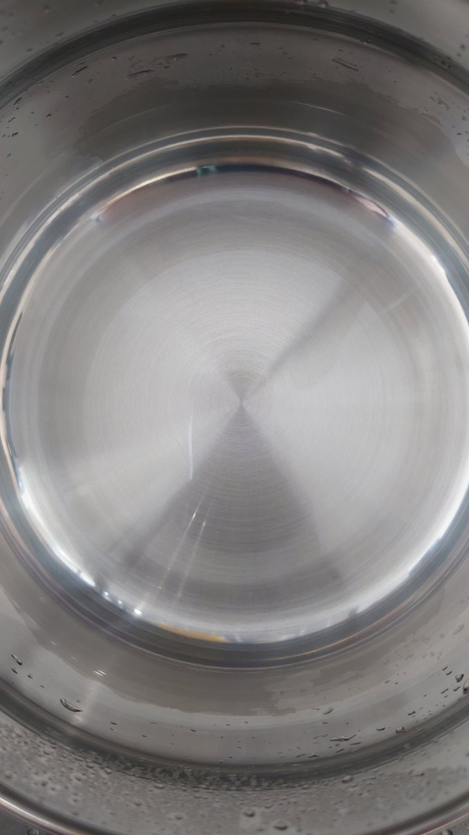 昨日届いた真空保温調理器の中古のお鍋。熱源がいるのは最初だけ。沸騰後に外側の保温器に入れるだけで数時間で熱料理が出来る。写真で見た時お鍋の汚れは気になったのですがお酢とお水1:1を沸騰させると綺麗に。早速豚肩かたまり肉を入れスープを。かたまり肉はネギダレで。美味しゅうございました😋