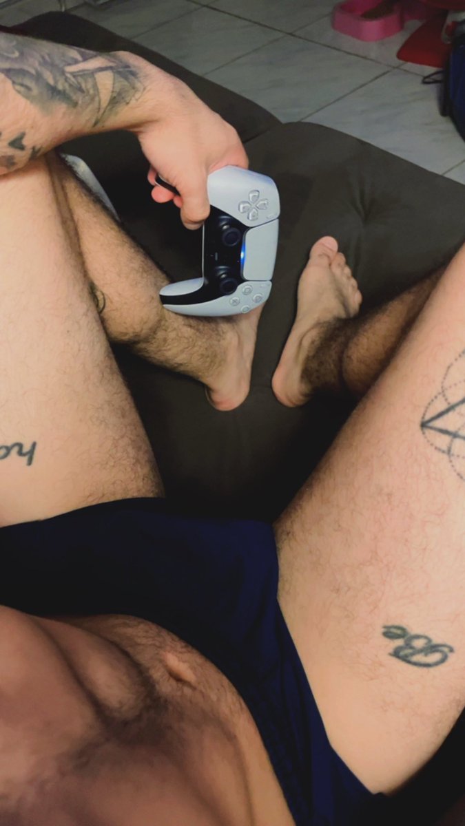 molterluc's tweet photo. É impossível pra qualquer gay/bi jogar videogame e não postar biscoitando https://t.co/ZqqO3ZlHfi
