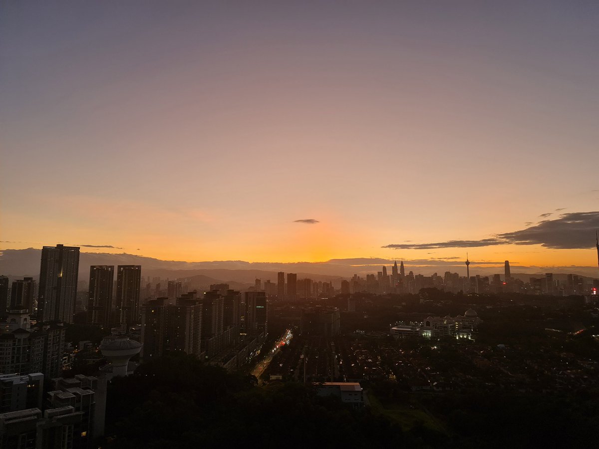 굿모닝!
말레이시아입니다.

아침인사는 생략할까 합니다.
벤 때문에 댓글을 달기도, 답글을 
달기도 편치 않아졌기 때문입니다.

대안으로, 인사하시는 분들에게
'좋아요'를 누르고 다녔는데,
그것마저 좋지 않다고 하네요.

결국 아침인사는 생략하는게
낫겠다는 쪽으로 결론을 냅니다.

즐거운 주말