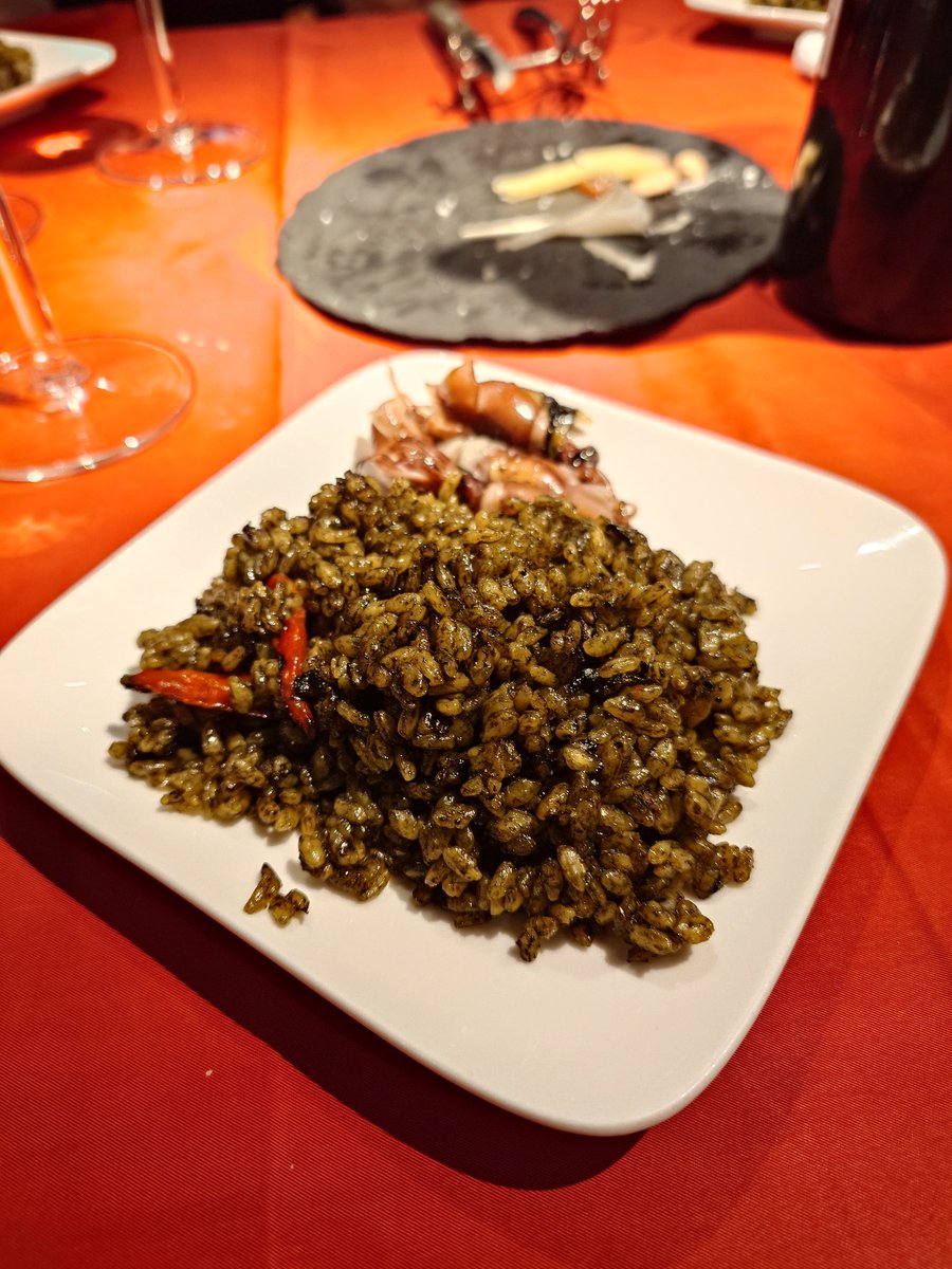bigbo1106's tweet photo. 昨夜は送別会で銀座でスペイン料理
写真はチーズとイカスミパエリア
撮ってないけどセゴビアとかいうマッシュルームに肉詰められているヤツうまかった https://t.co/ZxPxlR9wpE