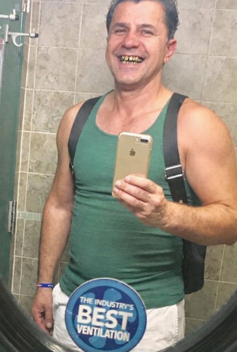 gazingin's tweet photo. @CheesurBurn @JGeoffreyVII Holy teeth https://t.co/2ZcTatwLU8