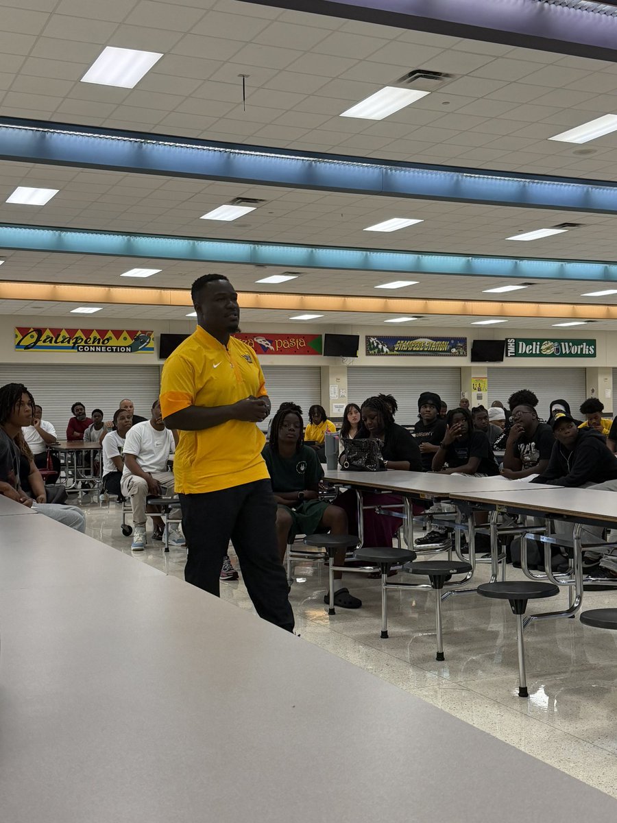 DrSanders9's tweet image. Meet the Coach was fantastic 🙌🏾
Grateful for the energy, connection, and vision shared tonight.
We are truly blessed and excited for the future at TMHS! 💛🖤 #OneTeam #football #Track #Basketball #buffpride💛🖤