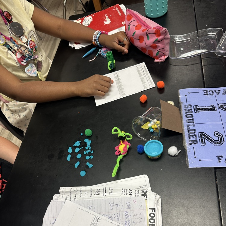 HumbleISD_CMS's tweet image. 7th grade science brought reproduction to life with model boxes! 🧬🌱 From budding hydra to fragmenting starfish, binary fission bacteria, propagating strawberries, and pollinating flowers, students explored survival strategies in action. Science that grows! #TheColtWay